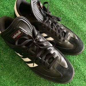 adidas Men's Samba Classic Lifestyle shoes - Indoor Soccer Shoes.